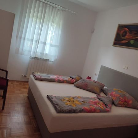 Apartmaji Jelena ไพราน ภายนอก รูปภาพ